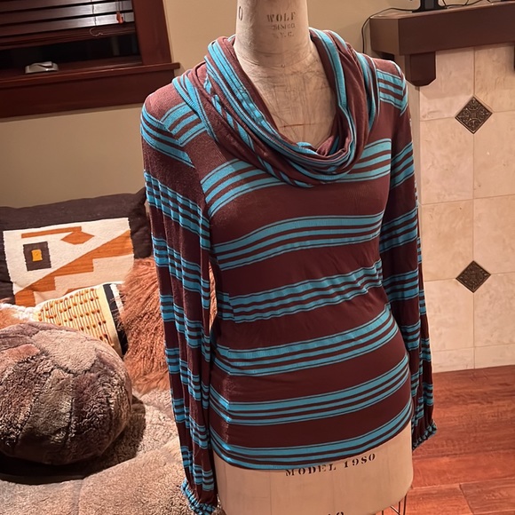 Luxury Jones cowl neck poet sleeve top - Picture 2 of 11
